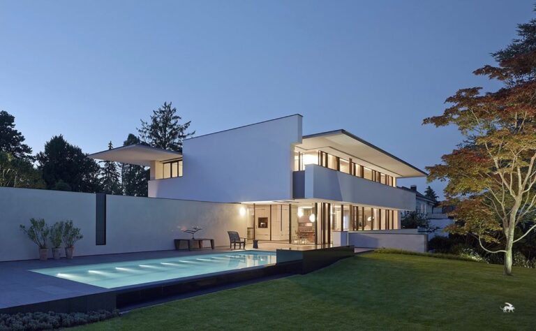 SOL House, Combination of White Cubes by Alexander Brenner Architects