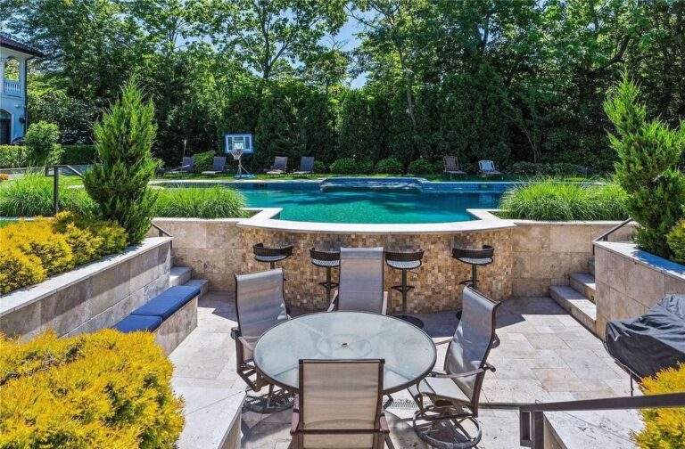 Spectacular mansion in the Hewlett Harbor of New York hits Market for