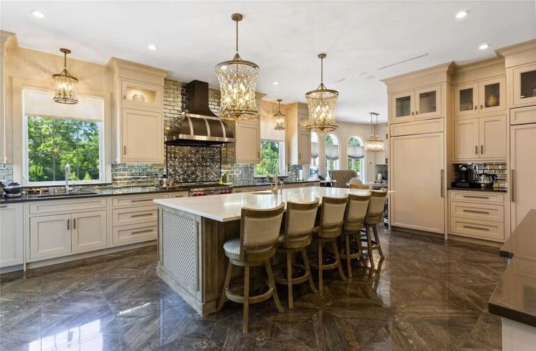 Spectacular mansion in the Hewlett Harbor of New York hits Market for