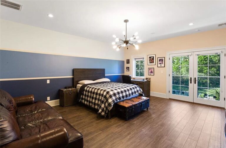 Spectacular mansion in the Hewlett Harbor of New York hits Market for