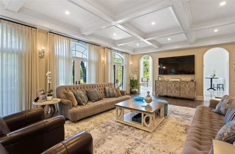 Spectacular mansion in the Hewlett Harbor of New York hits Market for