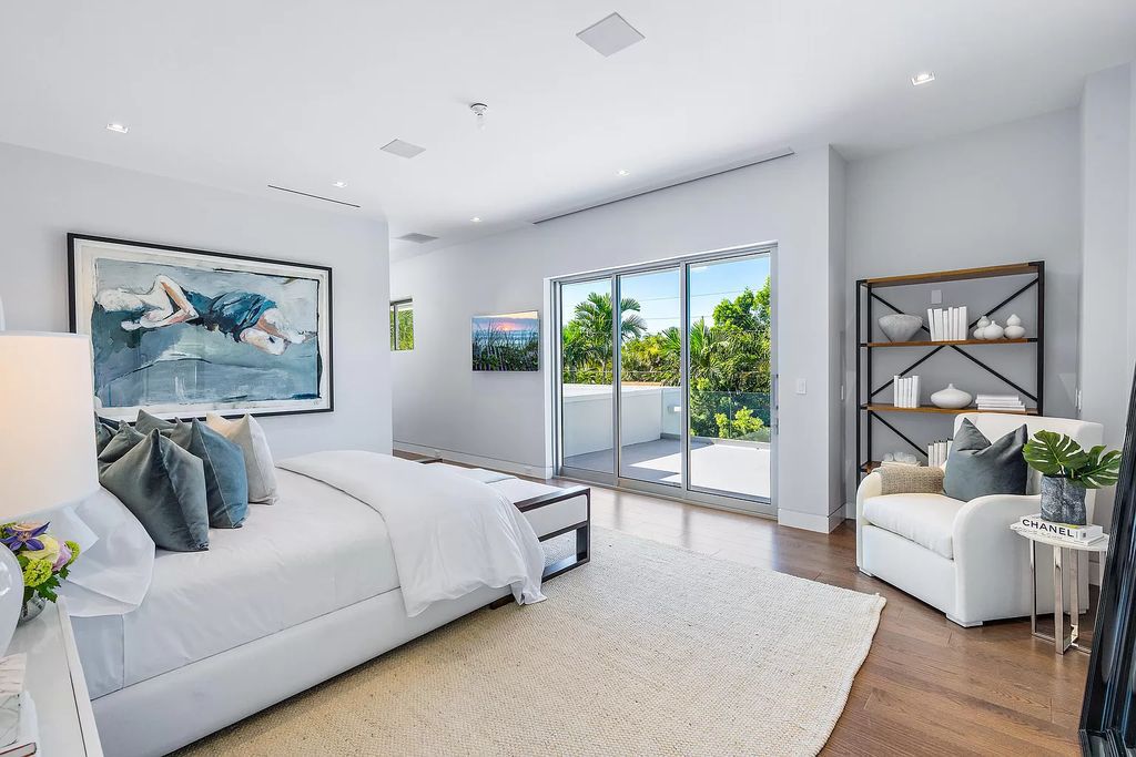 The West Palm Beach is a stunning modern residence close to the Intracoastal Waterway and Flagler Drive now available for sale. This home located at 126 Beverly Rd, West Palm Beach, Florida