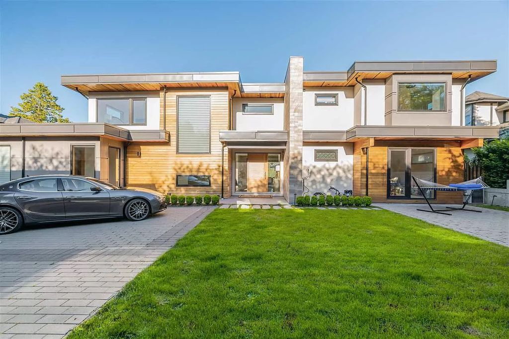 Stunning Deep Cove House is a contemporary Westcoast home now available for sale. This home is located at 657 Roslyn Blvd, North Vancouver, BC V7G 1P4, Canada