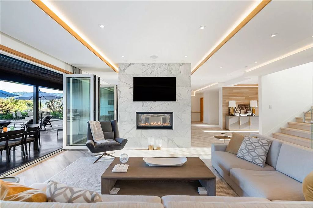 Stunning Deep Cove House is a contemporary Westcoast home now available for sale. This home is located at 657 Roslyn Blvd, North Vancouver, BC V7G 1P4, Canada