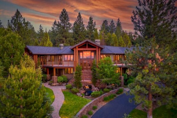 Sun-Drenched Hillside House in Oregon Offering Inestimably Remarkable ...