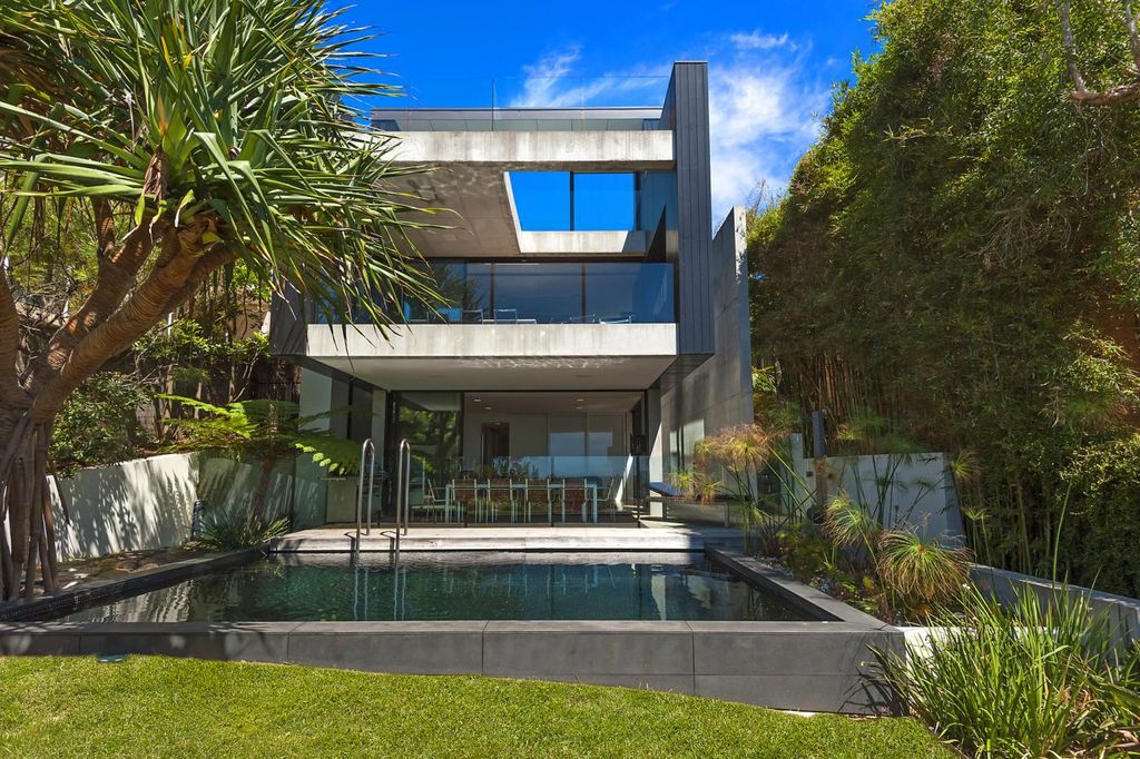 The-Hutt-House-Stunning-Beach-house-of-Rare-Elegance-by-Alex-Popov-1