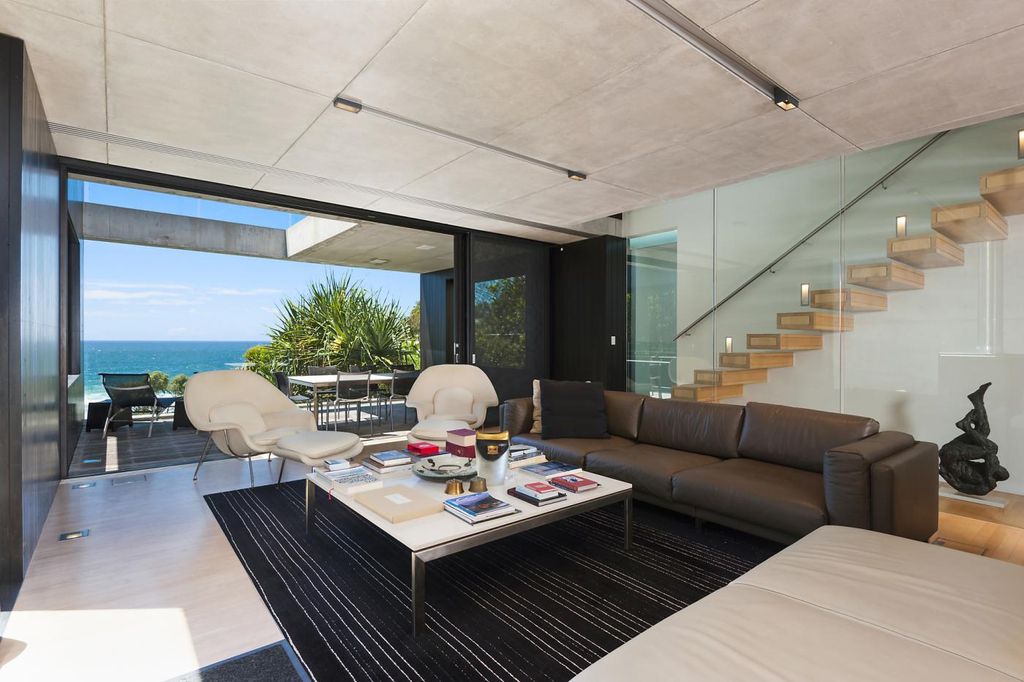 The Hutt House, Stunning Beach house of Rare Elegance by Alex Popov