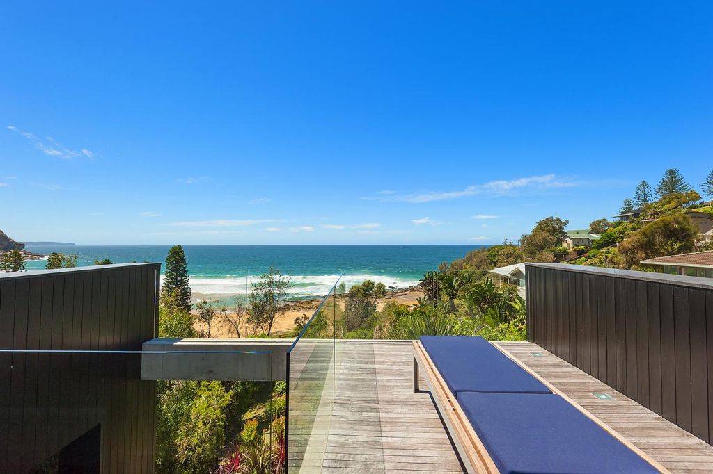 The Hutt House, Stunning Beach house of Rare Elegance by Alex Popov