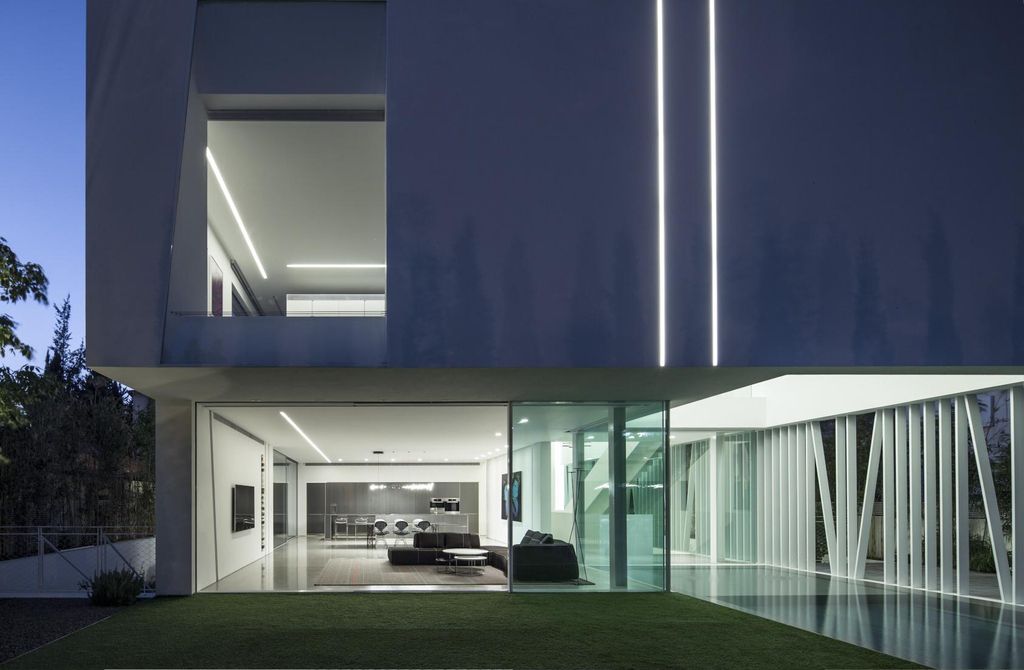 The White Gallery House, Impressive Project by Pitsou Kedem Architects