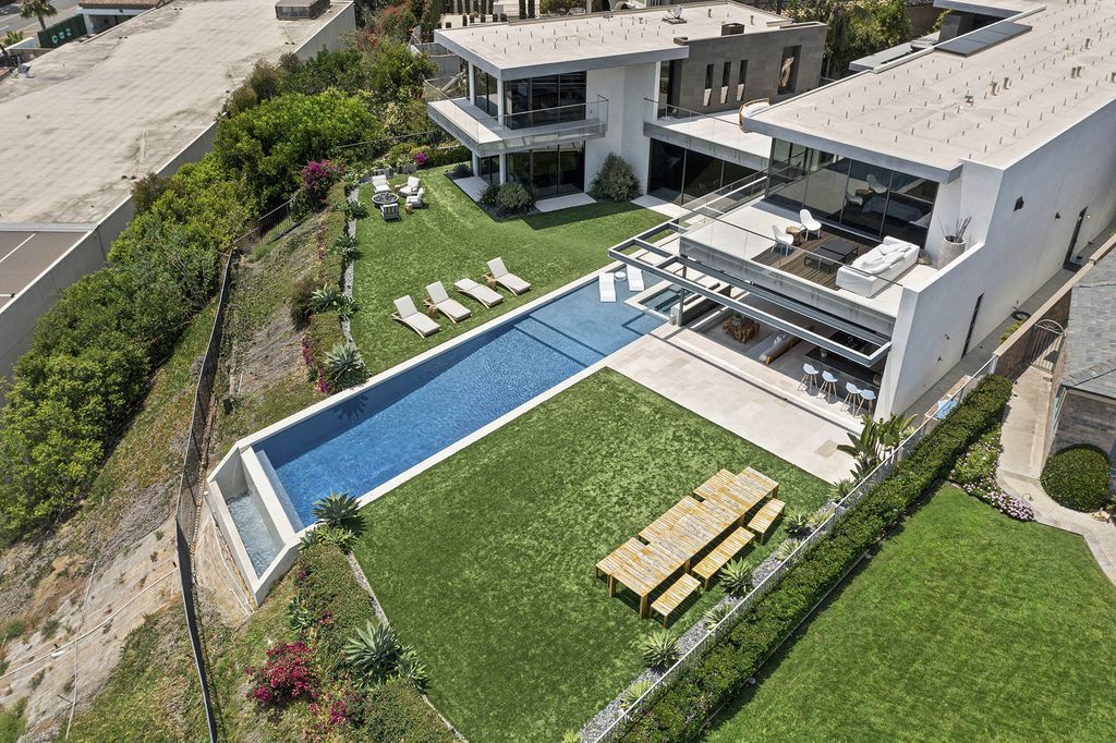 This-14995000-Modern-Home-in-Newport-Beach-boasts-Unobstructed-Panoramic-Ocean-Views-1