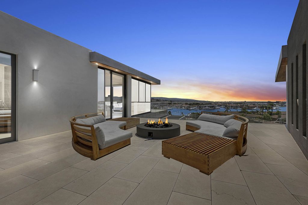 This-14995000-Modern-Home-in-Newport-Beach-boasts-Unobstructed-Panoramic-Ocean-Views-2
