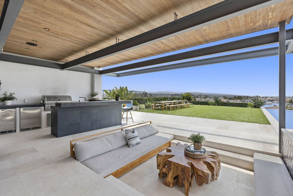 This-14995000-Modern-Home-in-Newport-Beach-boasts-Unobstructed-Panoramic-Ocean-Views-23
