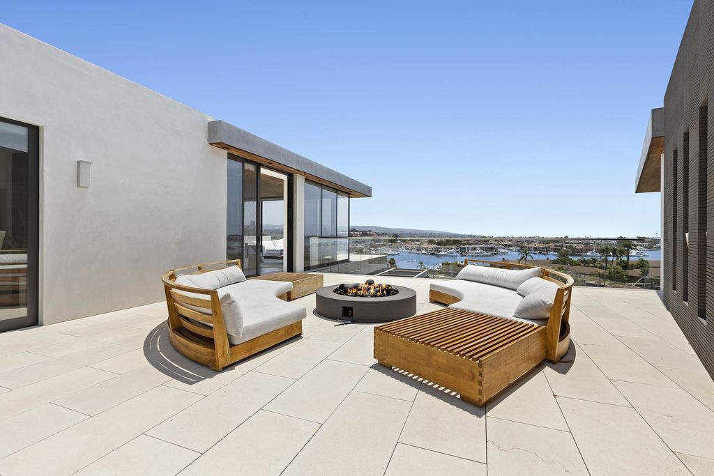 This-14995000-Modern-Home-in-Newport-Beach-boasts-Unobstructed-Panoramic-Ocean-Views-26