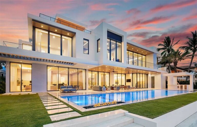 This $31,000,000 Stunning Modern Mansion in Fort Lauderdale has Generous Entertaining Spaces