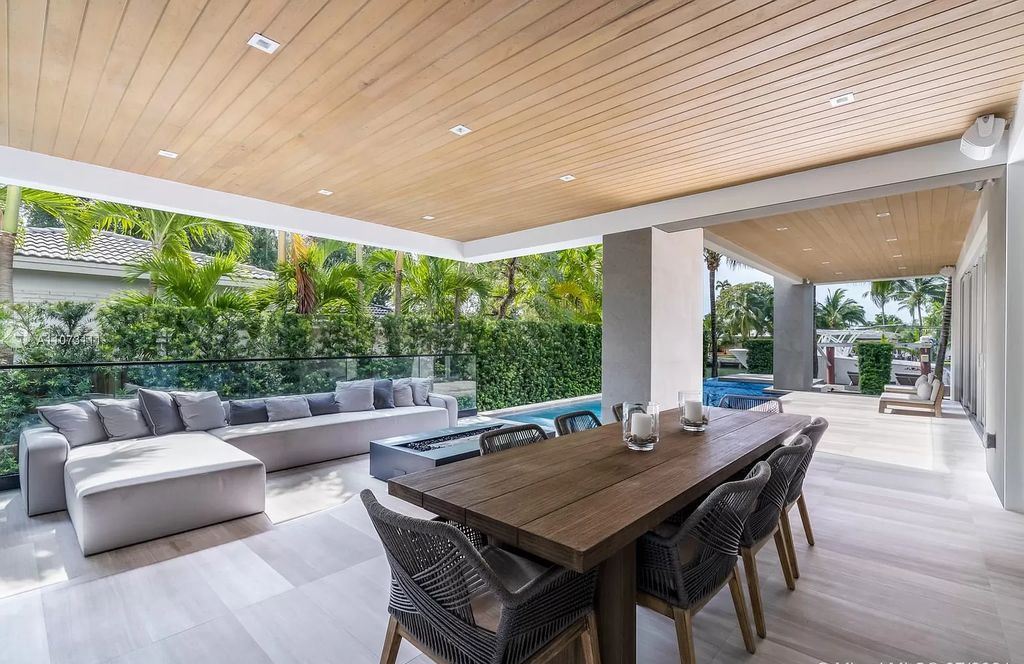 This-7000000-Custom-Built-Smart-Home-in-Miami-Beach-offers-Gorgeous-Finishes-29