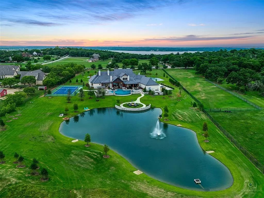 This-9950000-Texas-Modern-Home-comes-with-Stunning-Outdoor-Oasis-1