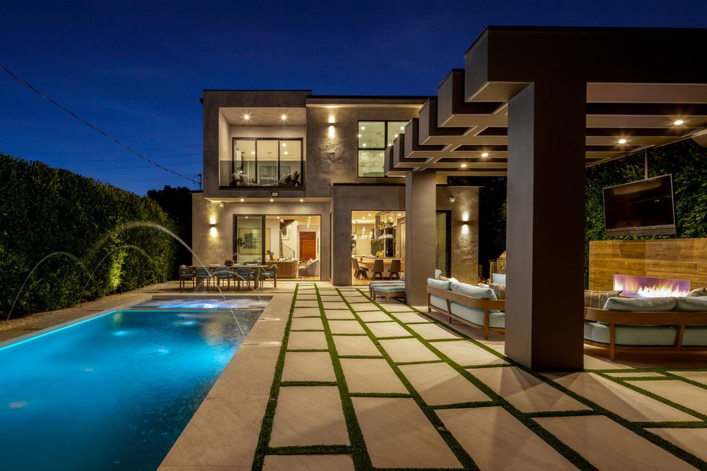 The Home in Venice is an architectural oasis situated in a premiere location with luxurious amenities and technology now available for sale. This home located at 1371 Palms Blvd, Venice, California