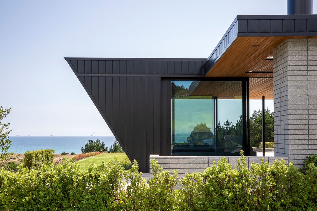 Waipu Home, Elegant L-Shape with Coastal Views by Jessop Architects