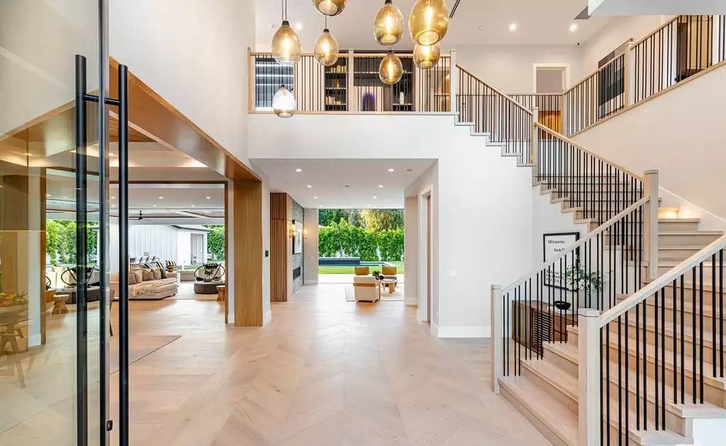 The Encino Home is a truly one of a kind masterpiece with unparalleled luxury and modern finishes of pure elegance and sophistication now available for sale. This home located at 15907 Valley Vista Blvd, Encino, California