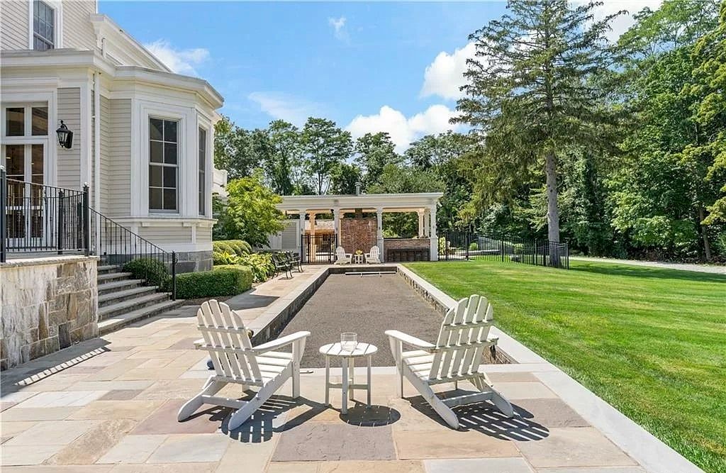 This Gracious $3,950,000 Country Estate in Connecticut Generous with Cozy and Comfortable Living Style