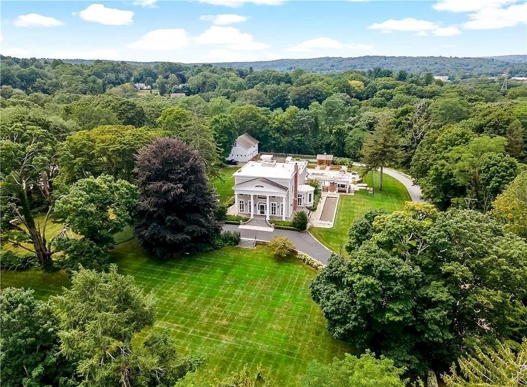 This Gracious $3,950,000 Country Estate in Connecticut Generous with Cozy and Comfortable Living Style