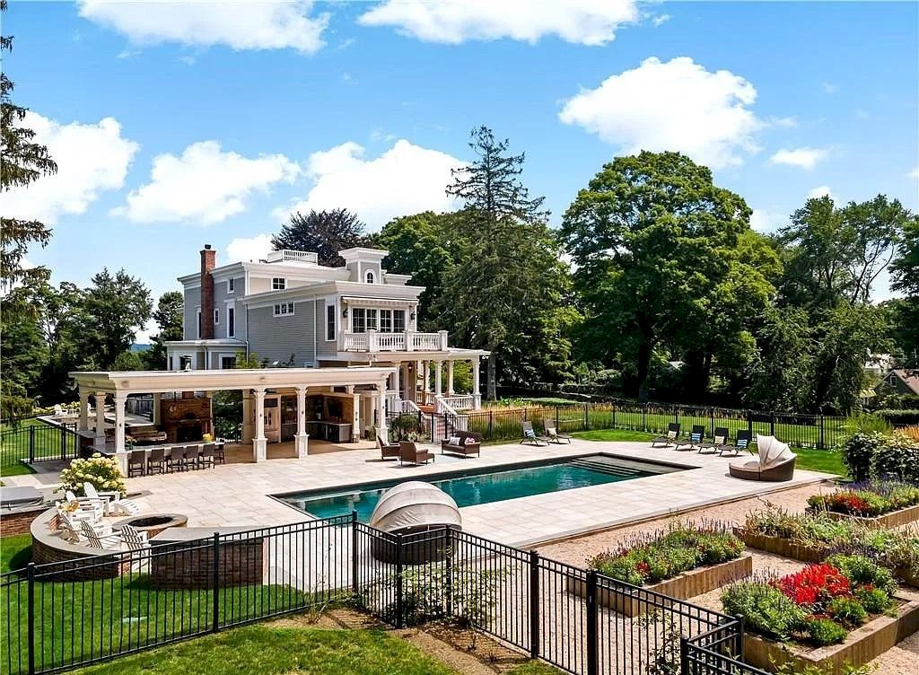 This Gracious $3,950,000 Country Estate in Connecticut Generous with Cozy and Comfortable Living Style