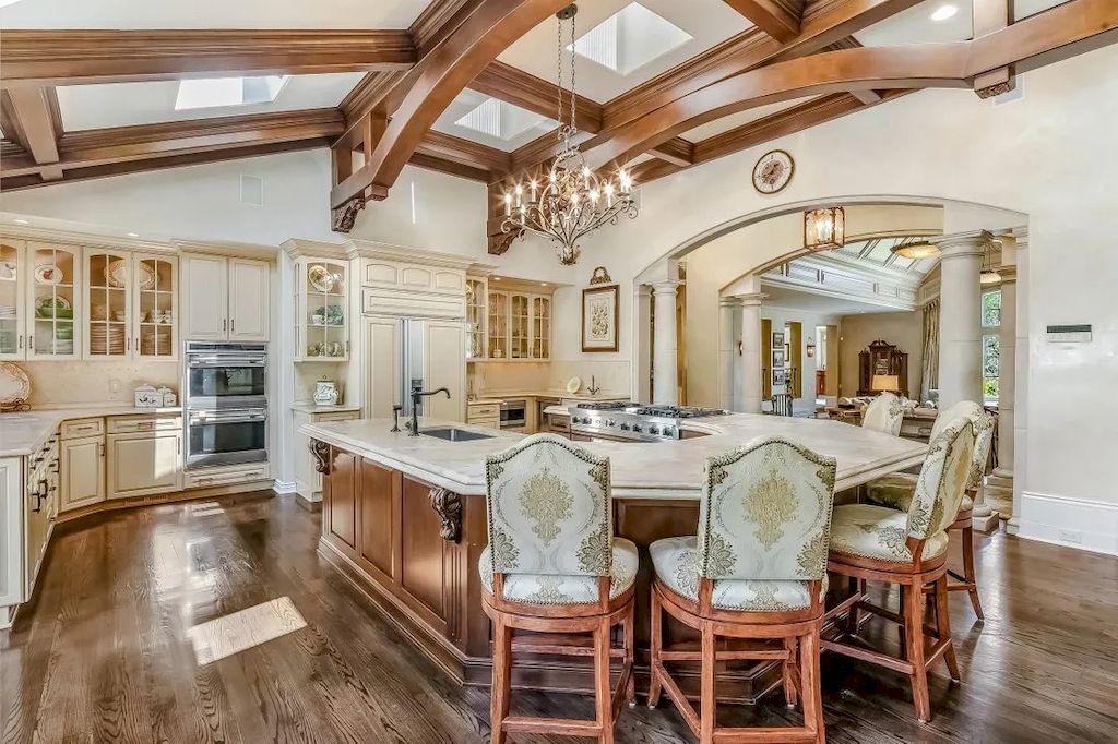 You may keep your kitchen layout quite simple, but incorporating a kitchen island can make a significant impact. This will give your area a focal point and will naturally attract the eye in, enticing guests into the space. This island may become the focal point of the space, making it feel more welcoming and less empty. 