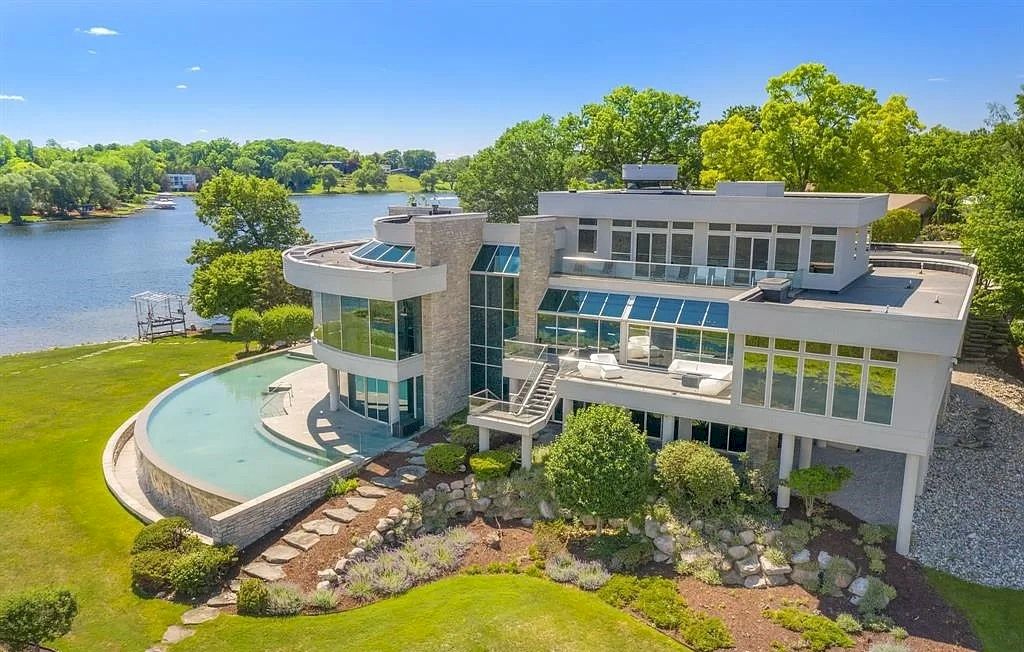 Haven of Comfort and Modernity, This Michigan Estate Sells for $6,250,000 