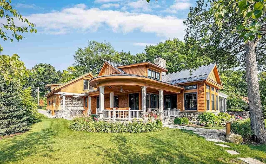 Michigan Lovers Captivated by the Originality of This $3,800,000 Residence