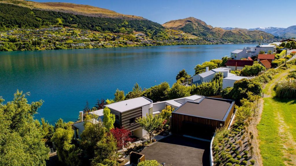3-Lewis-Road-house-with-outstanding-Lake-views-by-WyattGray-Architects-2