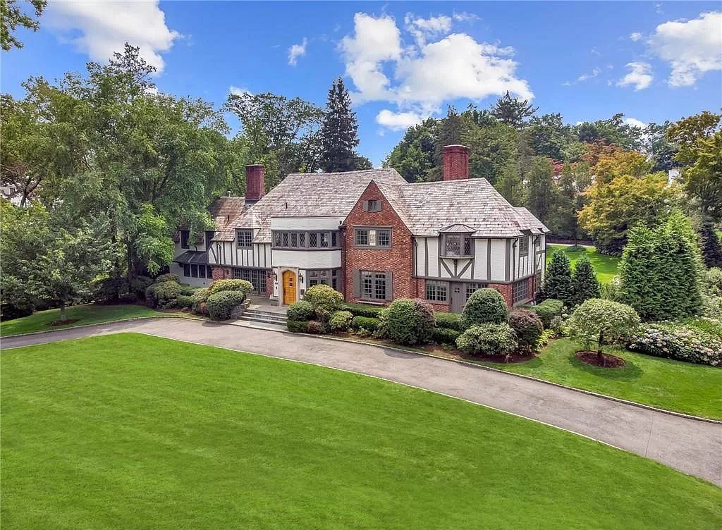 Luxurious modern residence in New York preserving original architectural details sells for $4,895,000