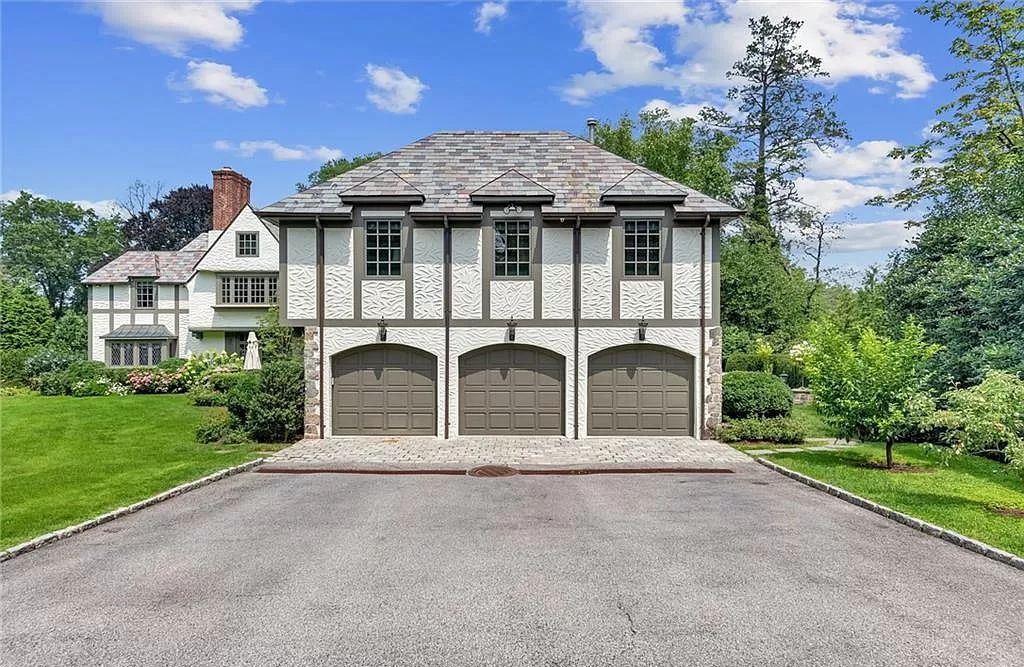 Luxurious modern residence in New York preserving original architectural details sells for $4,895,000