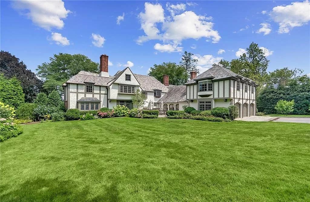 Luxurious modern residence in New York preserving original architectural details sells for $4,895,000