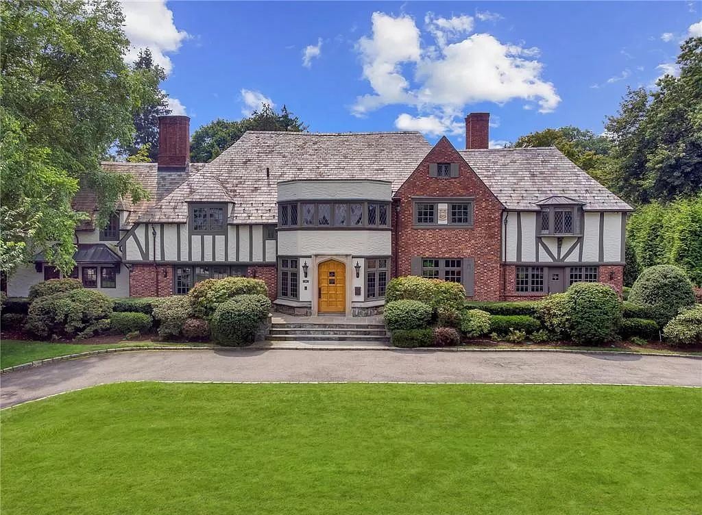 Luxurious modern residence in New York preserving original architectural details sells for $4,895,000