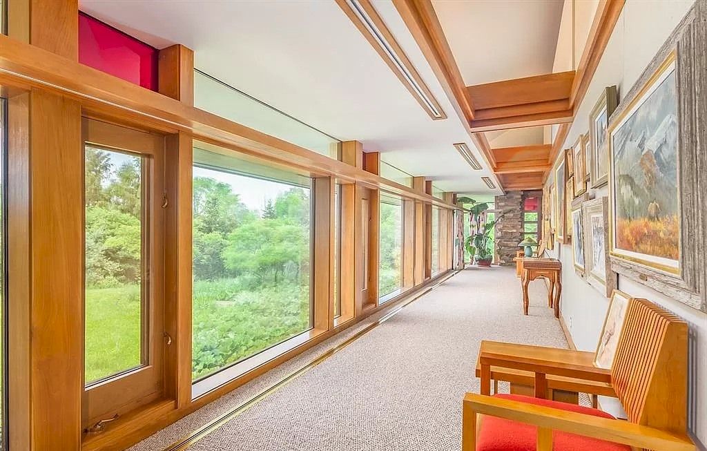 Michigan's $3,670,000 Estate Where Each Living Space Is An Artwork