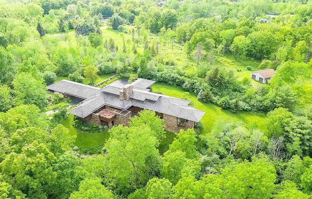 Michigan's $3,670,000 Estate Where Each Living Space Is An Artwork