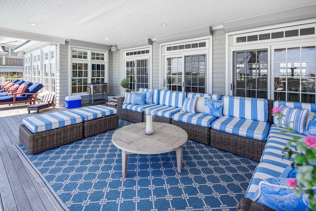 This is an excellent example of how a rug may influence the overall appearance of a room. The open plan living room carpeting has a blue color scheme that matches the vivid blue and papyrus furnishings in the area. The breath of the sea and nature has been emphasized by the combination of colors and materials. The swimming pool area is, indeed, right next to it, and it is a good place to rest.