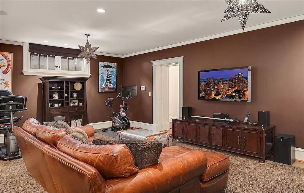 Place your whites against a warm brown background to make them pop. The skirting, door frames, and the plain, white window in this living room all have a distinct definition.