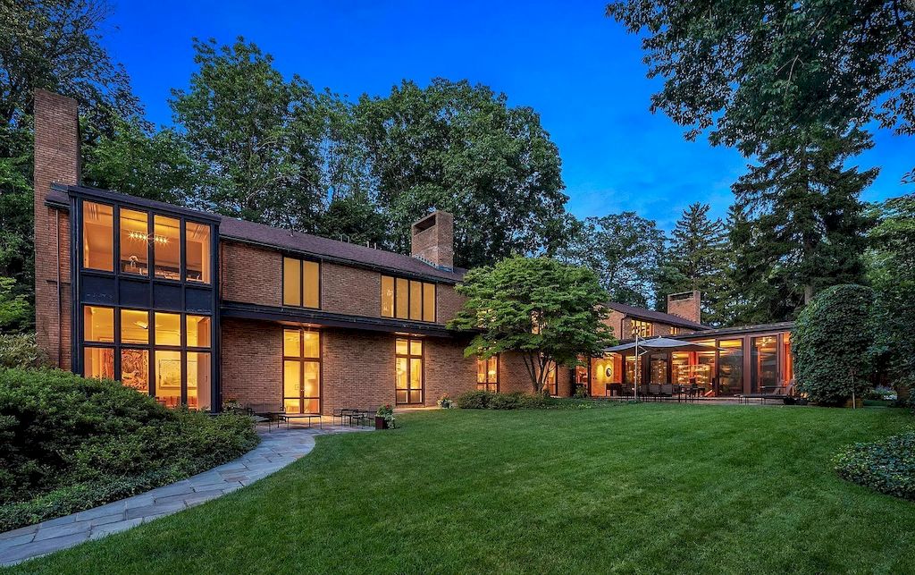 New Jersey Contemporary House of Glass Walls and Earth-tone Bricks on Market for $5,350,000