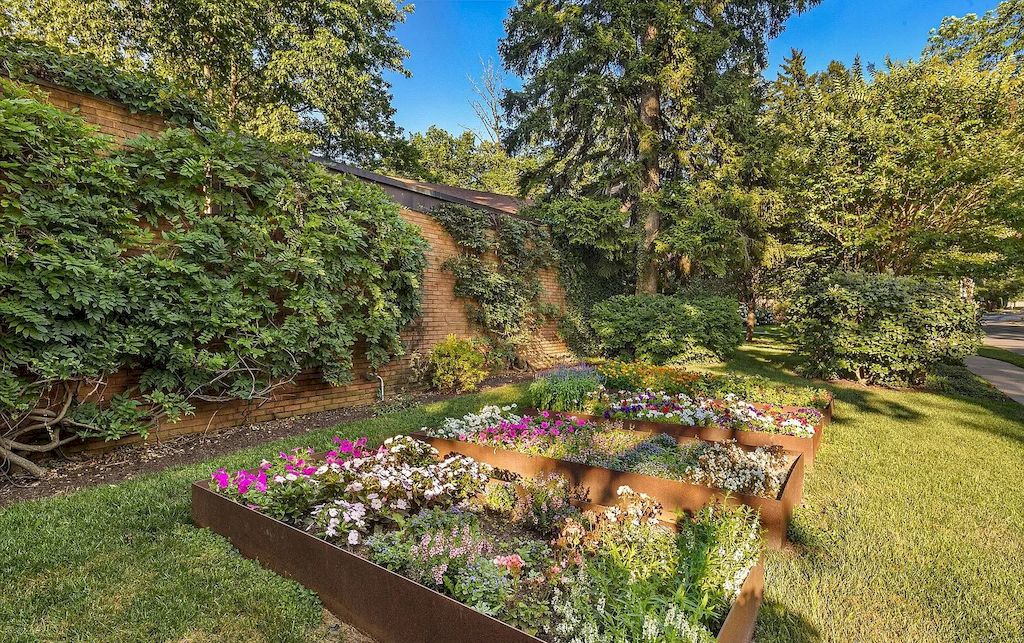 New Jersey Contemporary House of Glass Walls and Earth-tone Bricks on Market for $5,350,000