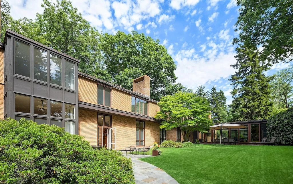 New Jersey Contemporary House of Glass Walls and Earth-tone Bricks on Market for $5,350,000