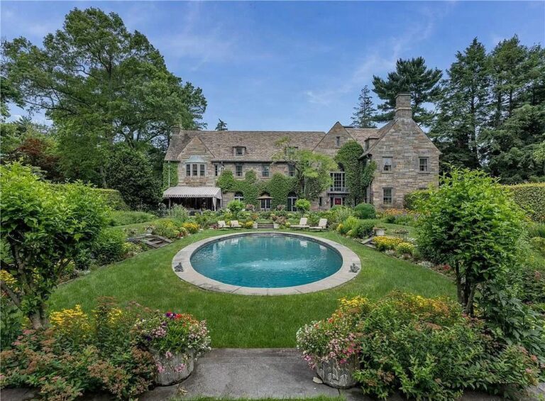 Timeless unparalleled house in New York with highest quality craftsmanship lists for $4,995,000