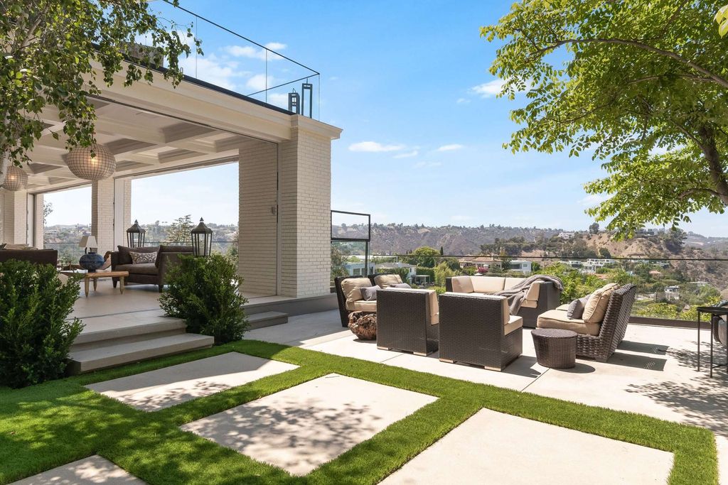 The newly built Home in Los Angeles is a one of a kind estate showcases exquisite high end details with every turn now available for sale. This home located at 1260 Bel Air Rd, Los Angeles, California