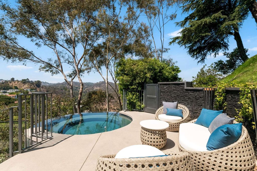 A-Newly-Built-Transitional-Architectural-Home-in-Los-Angeles-for-Sale-at-21590000-24