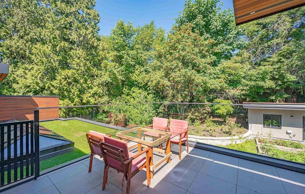 The Brilliantly Designed Contemporary Home in West Vancouver is an amazing home now available for sale. This home is located at 1497 Queens Ave, West Vancouver, BC V7T 2J1, Canada
