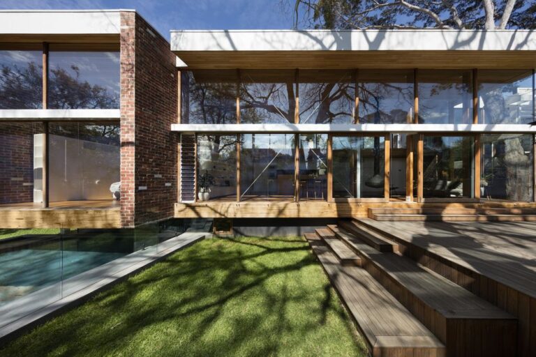 Camberwell House, Modern home Overlooks leafy Park by AM Architecture