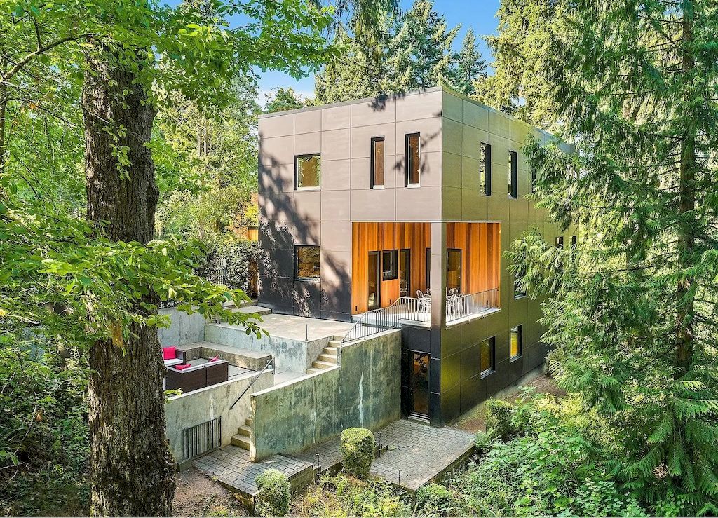 The Modern Home in Oregon offers grand living spaces now available for sale. This home is located at 2808 SW Patton Ln, Portland, Oregon