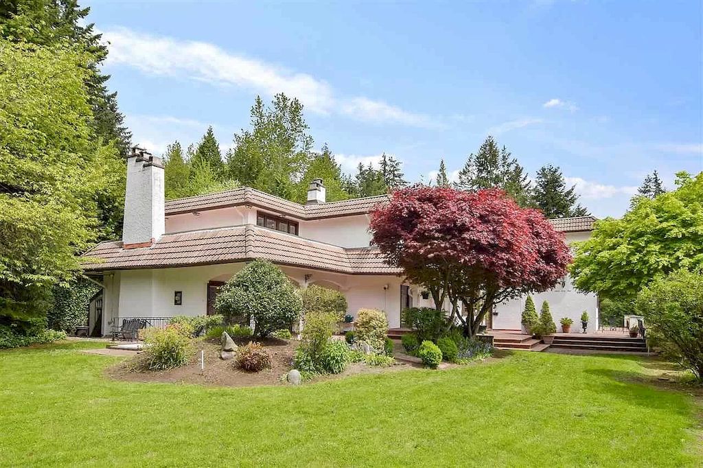The West Vancouver House is a gracious Southern Californian-inspired estate now available for sale. This home is located at 1249 Chartwell Pl, West Vancouver, BC V7S 2S2, Canada