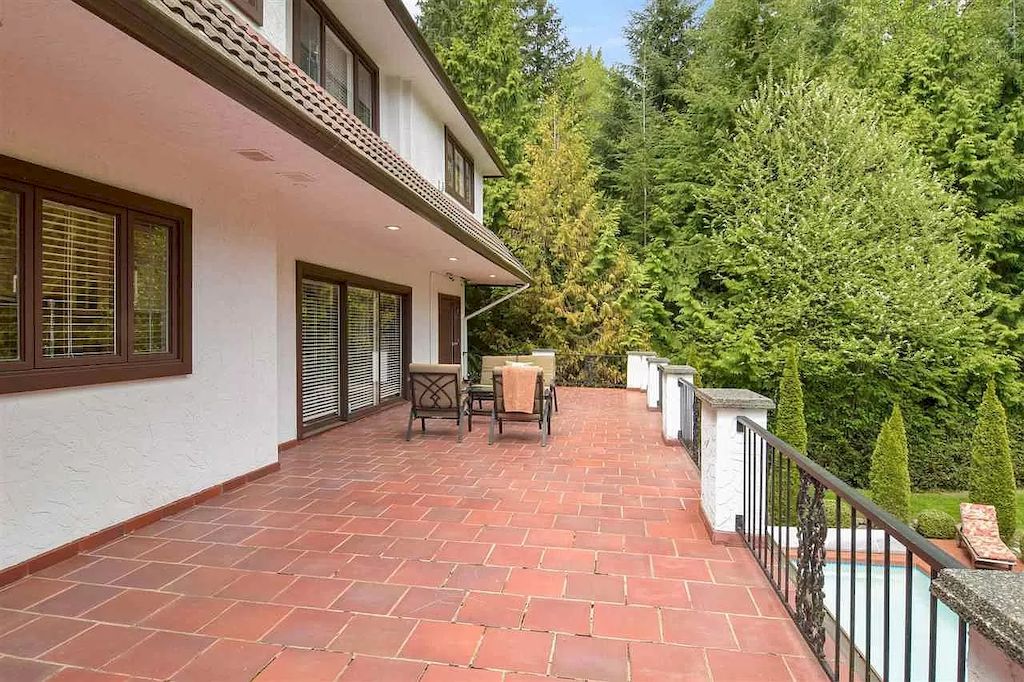 Filling-the-Glitz-and-Glamour-of-Hollywood-Past-West-Vancouver-House-Asks-for-C5988000-17_result