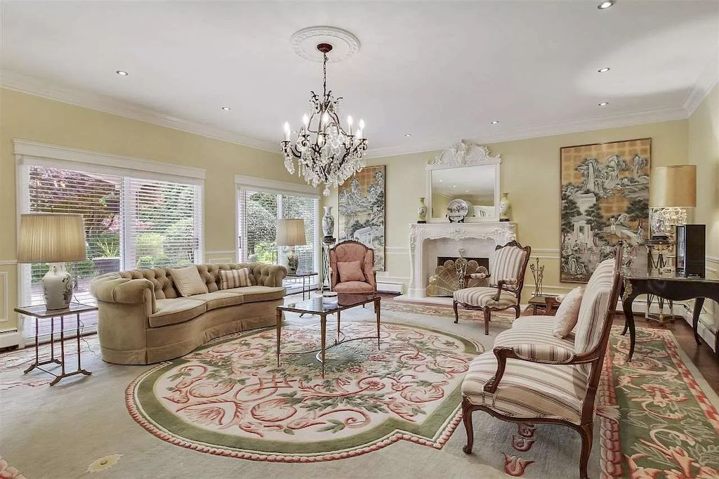 This flower rug was created as a one-of-a-kind piece for a country home. The living room environment is constantly fresh and in tune with nature, thanks to mint green tones and soft flower designs. Not only that, but the homeowner is also quite subtle when it comes to arranging the layout, such as properly positioning the sofa to highlight the centrality of the rug's design. The long wooden sofa has a modest size that corresponds to the distance between the rug border and the primary theme.